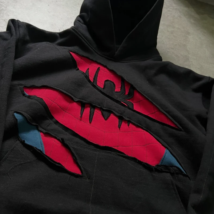 Sweat à capuche déchiré motif araignée